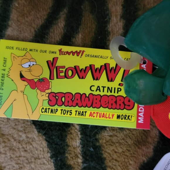 Cat Catnip Strawberry Toy Yeowww! New! - Picture 4 of 4